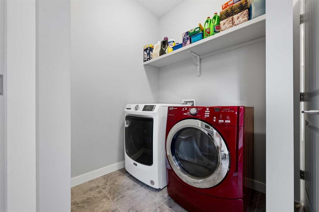 395 Boulder Creek Bay Se, Langdon, AB - Indoor Photo Showing Laundry Room
