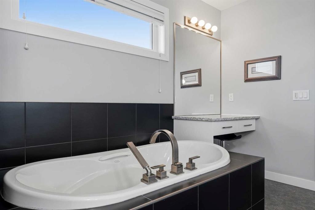 395 Boulder Creek Bay Se, Langdon, AB - Indoor Photo Showing Bathroom