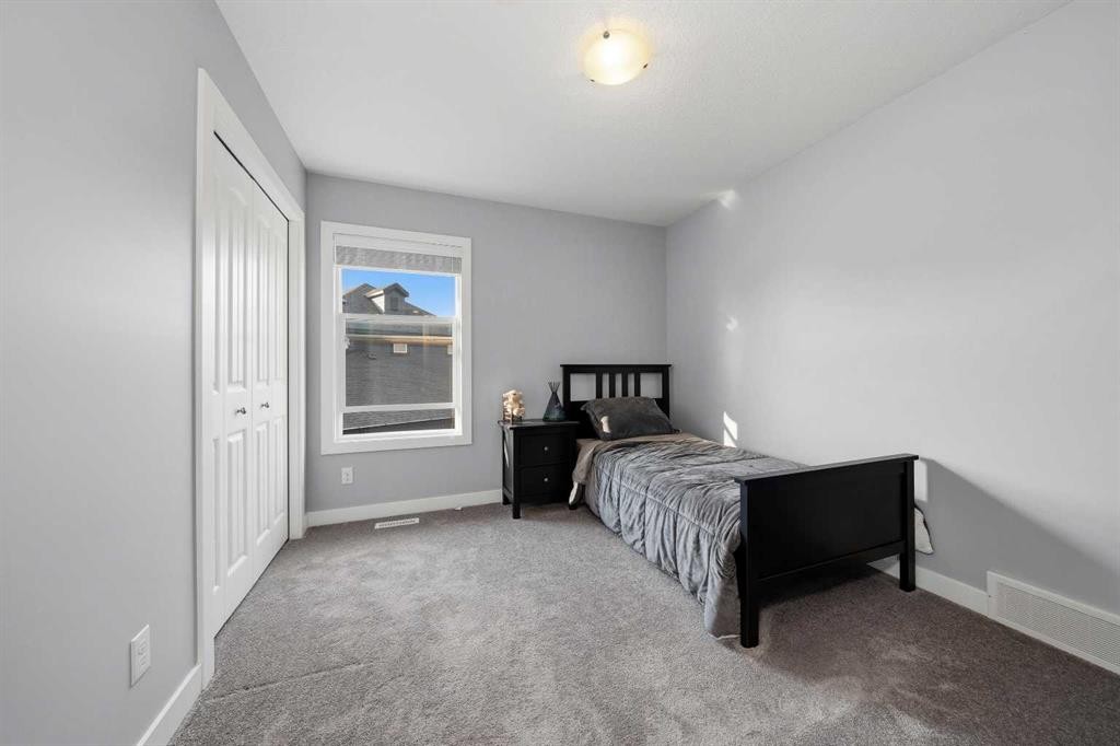 395 Boulder Creek Bay Se, Langdon, AB - Indoor Photo Showing Bedroom