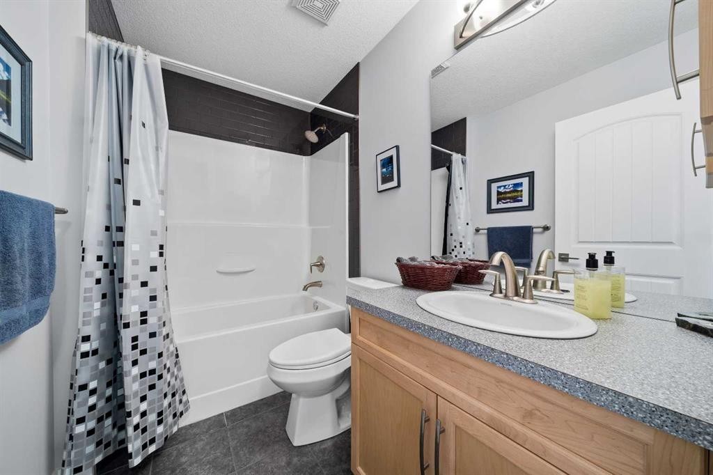 395 Boulder Creek Bay Se, Langdon, AB - Indoor Photo Showing Bathroom