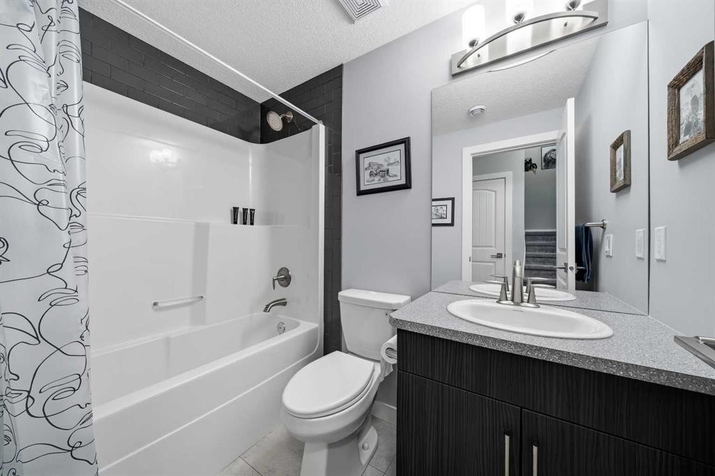 395 Boulder Creek Bay Se, Langdon, AB - Indoor Photo Showing Bathroom