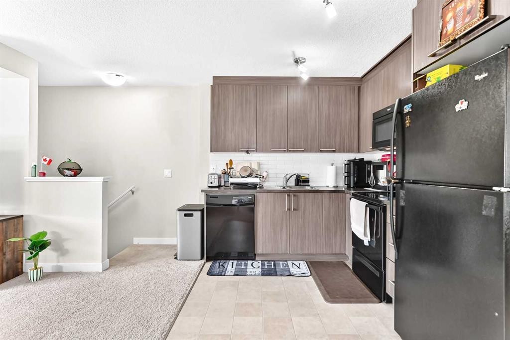 196-300 Marina Drive, Chestermere, AB - Indoor Photo Showing Kitchen