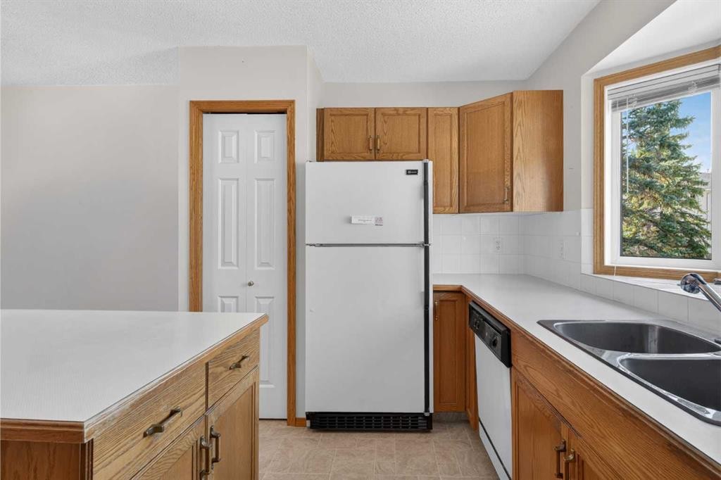 52 Glenbrook Villas Sw, Calgary, AB - Indoor Photo Showing Kitchen With Double Sink