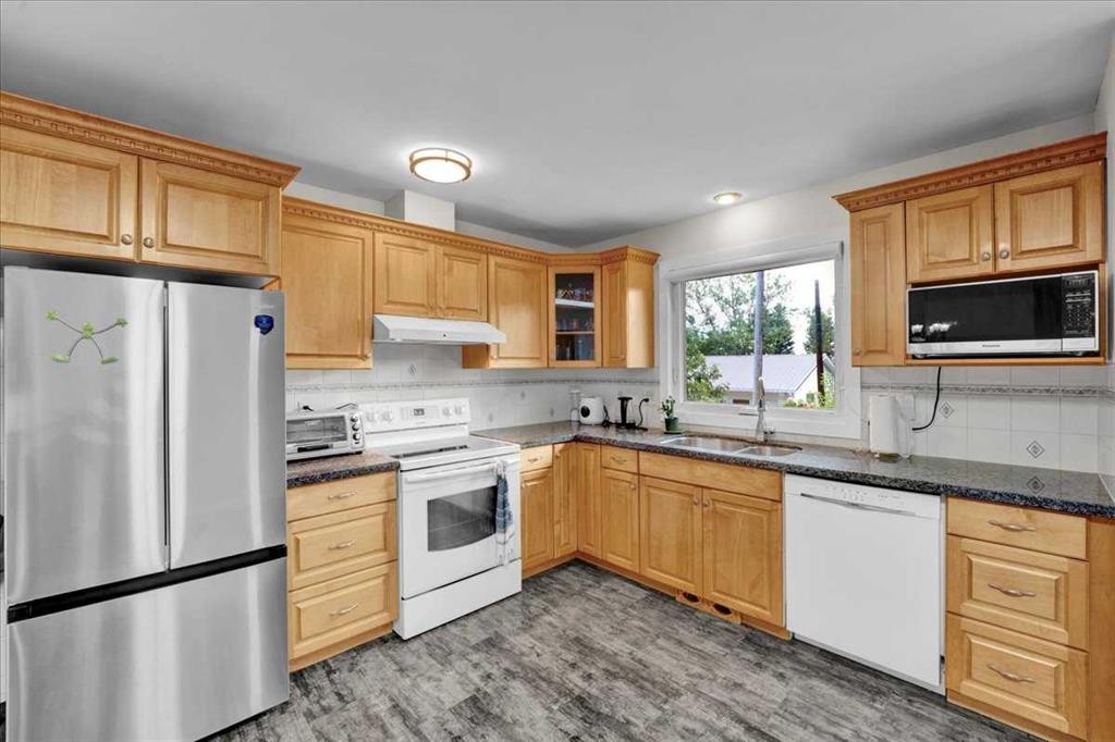 228 Nottingham Road Nw, Calgary, AB - Indoor Photo Showing Kitchen