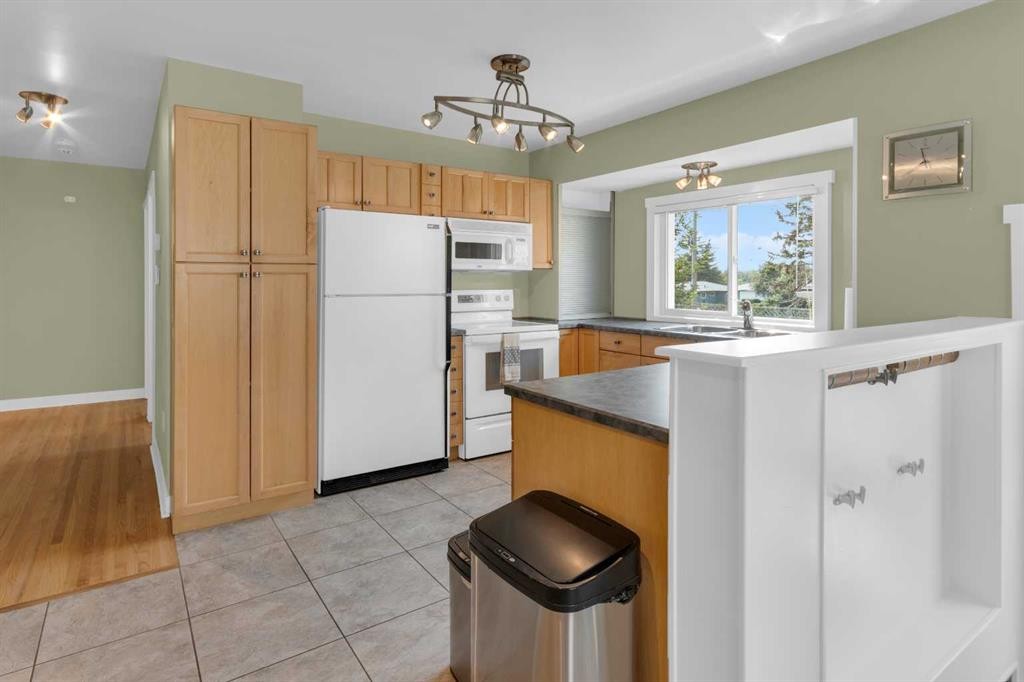 1 Thorncliffe Crescent Nw, Calgary, AB - Indoor Photo Showing Kitchen