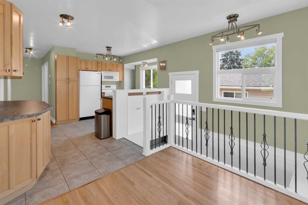 1 Thorncliffe Crescent Nw, Calgary, AB - Indoor Photo Showing Kitchen