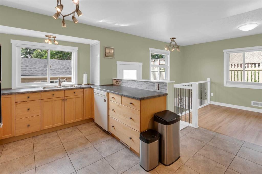 1 Thorncliffe Crescent Nw, Calgary, AB - Indoor Photo Showing Kitchen With Double Sink