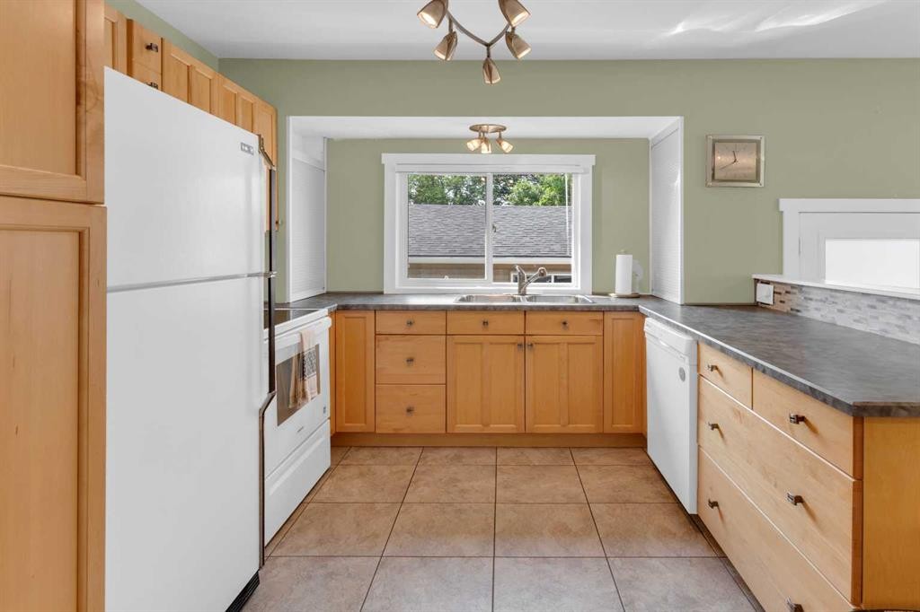 1 Thorncliffe Crescent Nw, Calgary, AB - Indoor Photo Showing Kitchen With Double Sink