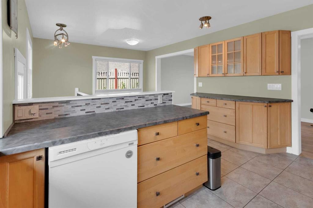 1 Thorncliffe Crescent Nw, Calgary, AB - Indoor Photo Showing Kitchen