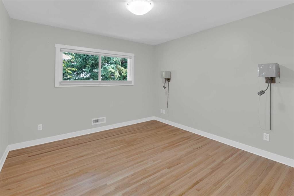 1 Thorncliffe Crescent Nw, Calgary, AB - Indoor Photo Showing Other Room
