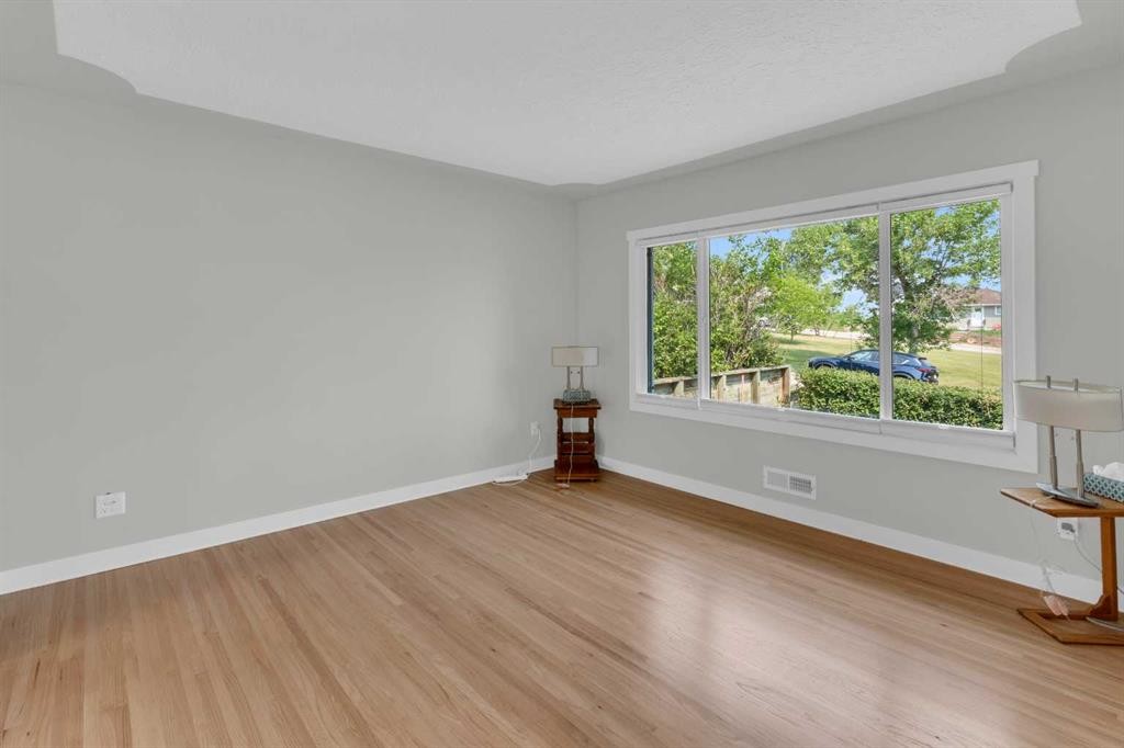 1 Thorncliffe Crescent Nw, Calgary, AB - Indoor Photo Showing Other Room