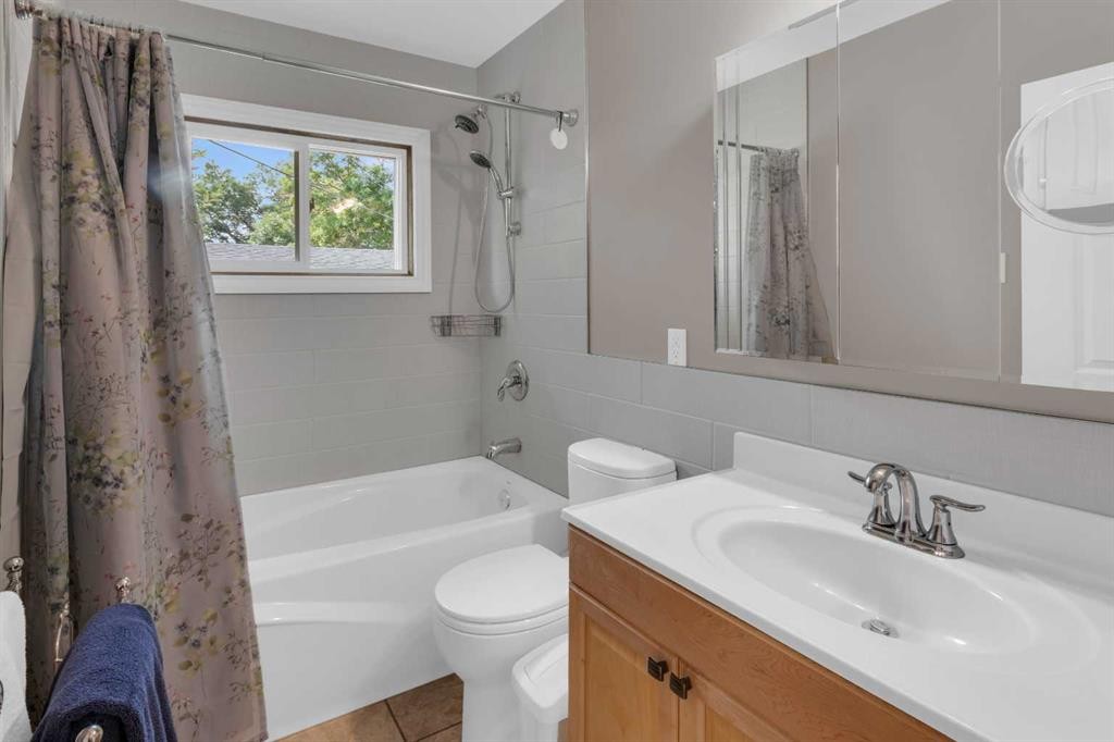 1 Thorncliffe Crescent Nw, Calgary, AB - Indoor Photo Showing Bathroom