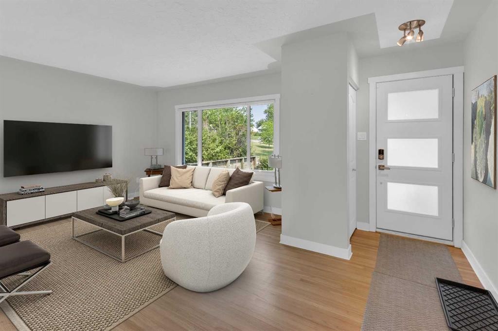 1 Thorncliffe Crescent Nw, Calgary, AB - Indoor Photo Showing Living Room