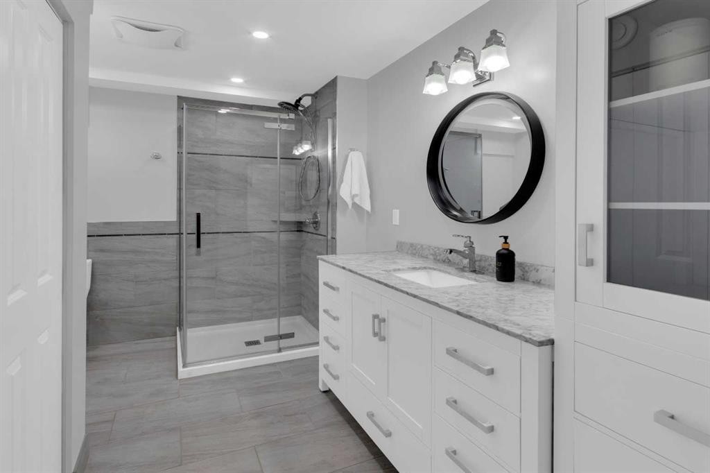 1 Thorncliffe Crescent Nw, Calgary, AB - Indoor Photo Showing Bathroom
