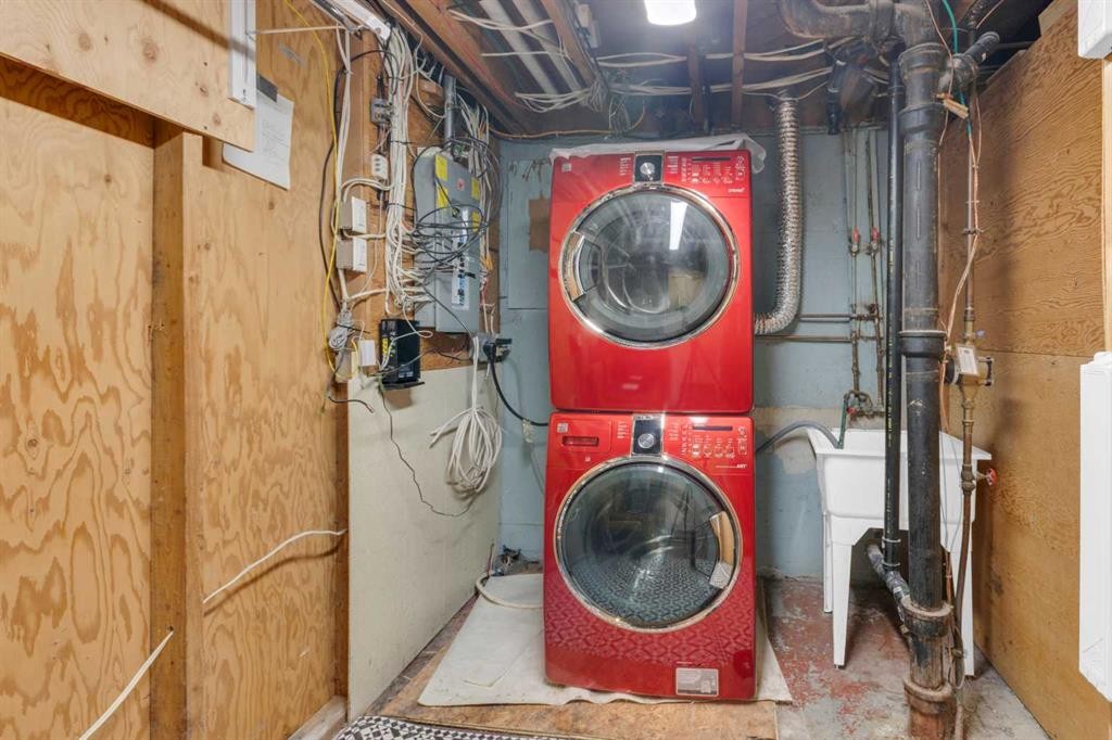 1 Thorncliffe Crescent Nw, Calgary, AB - Indoor Photo Showing Laundry Room