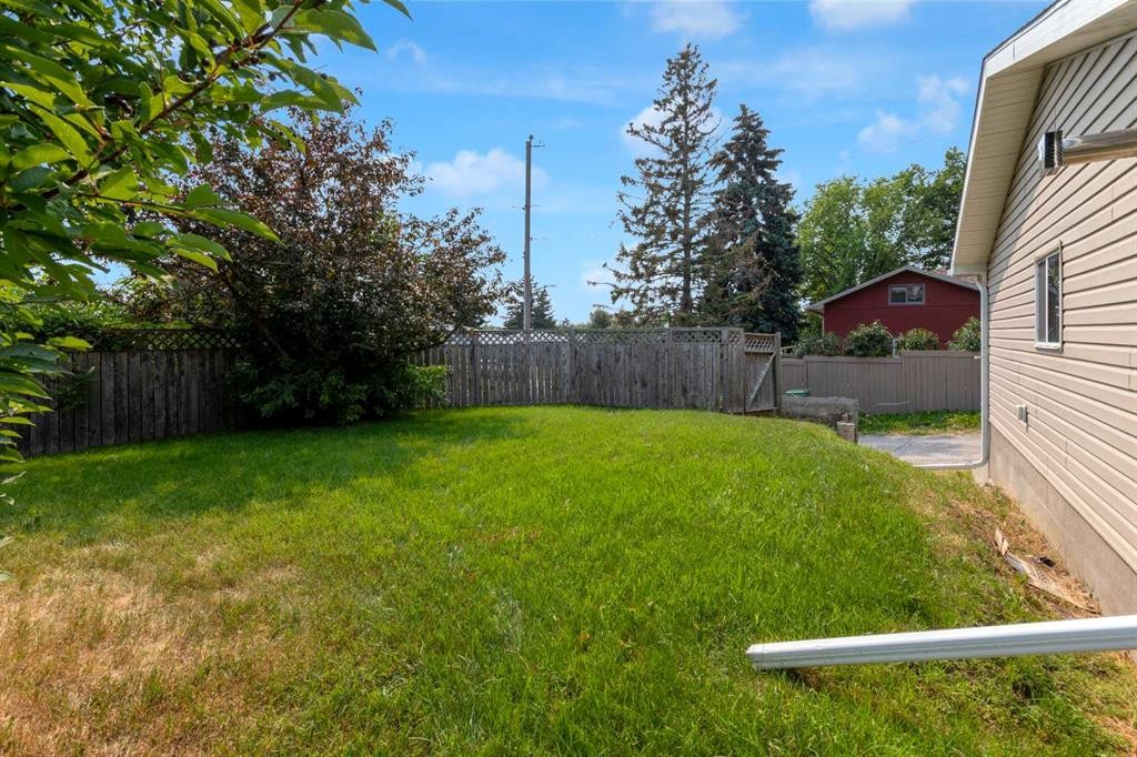 1 Thorncliffe Crescent Nw, Calgary, AB - Outdoor With Backyard