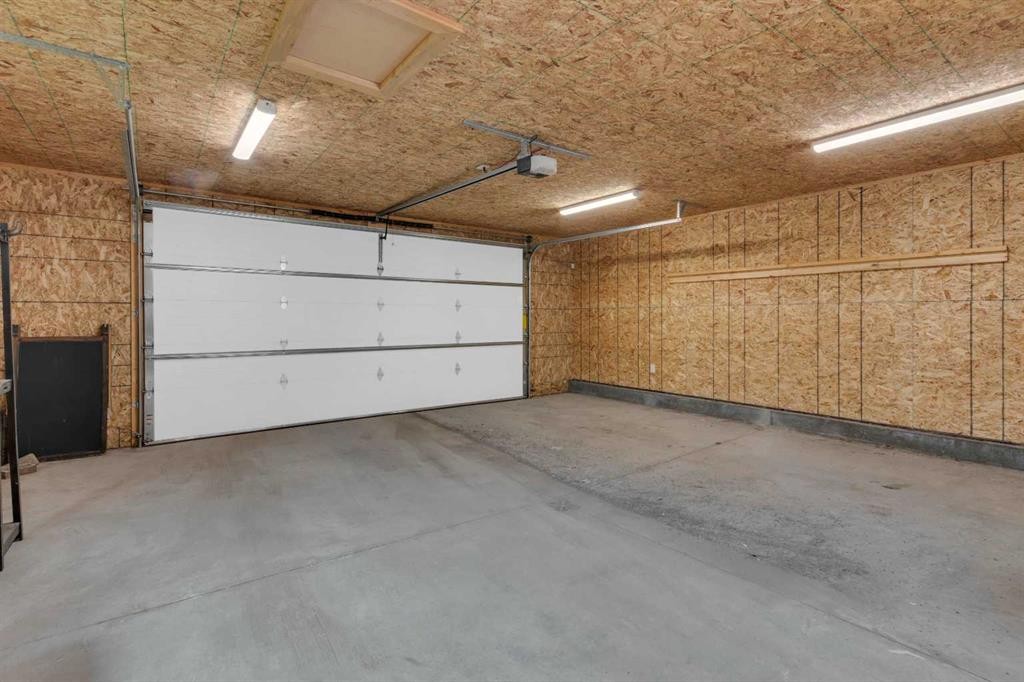 1 Thorncliffe Crescent Nw, Calgary, AB - Indoor Photo Showing Garage