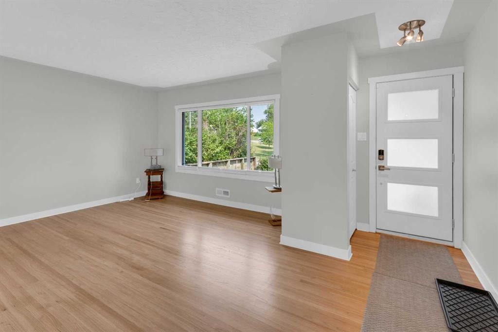1 Thorncliffe Crescent Nw, Calgary, AB - Indoor Photo Showing Other Room