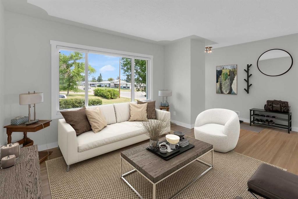 1 Thorncliffe Crescent Nw, Calgary, AB - Indoor Photo Showing Living Room