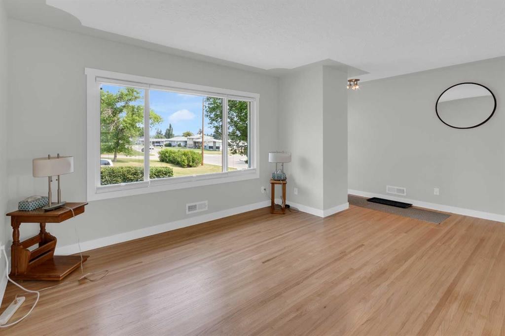1 Thorncliffe Crescent Nw, Calgary, AB - Indoor Photo Showing Other Room