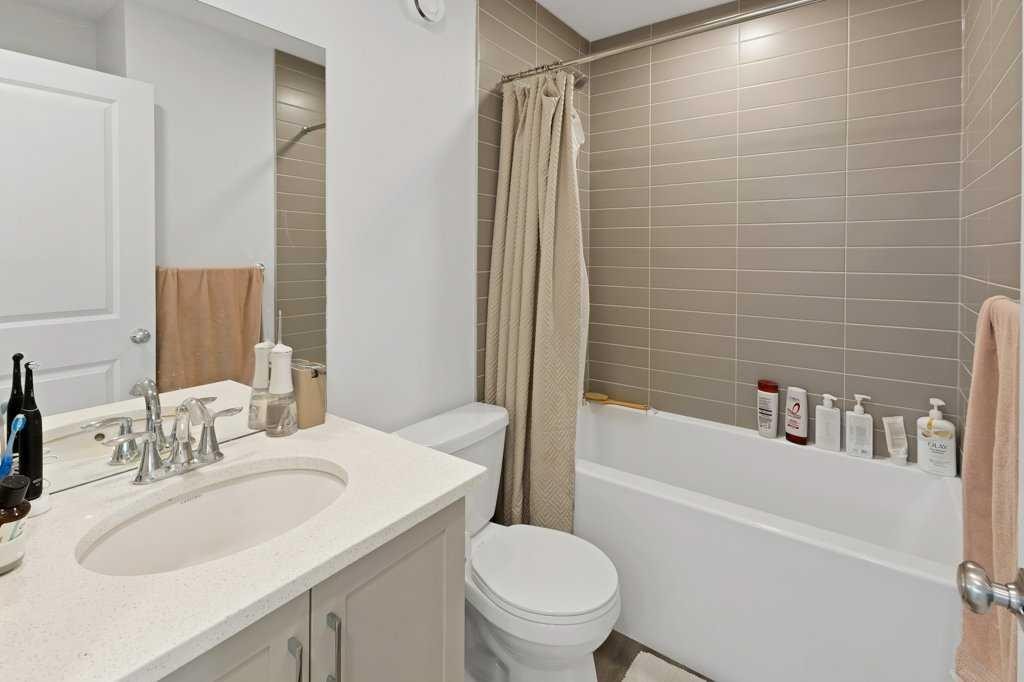 25 Savanna Manor Ne, Calgary, AB - Indoor Photo Showing Bathroom