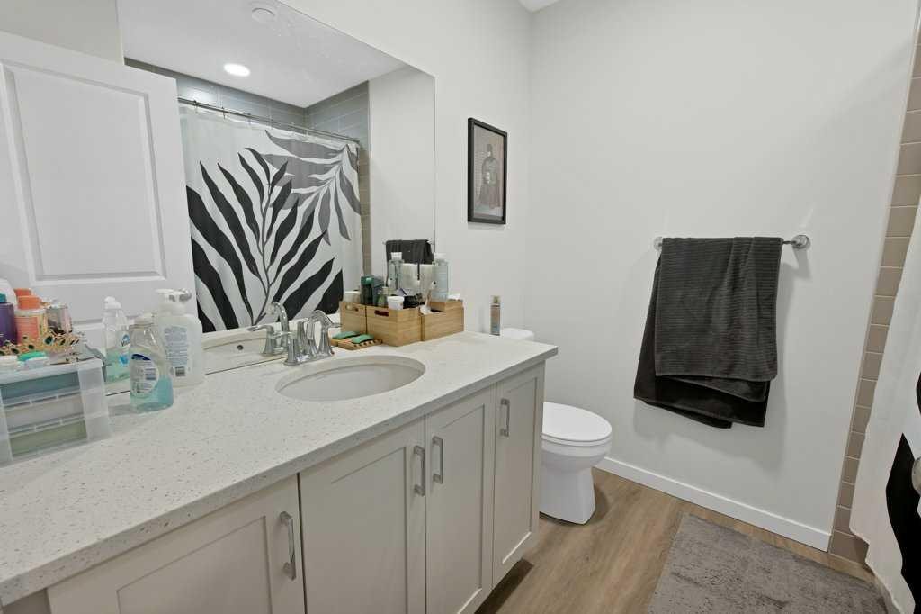 25 Savanna Manor Ne, Calgary, AB - Indoor Photo Showing Bathroom