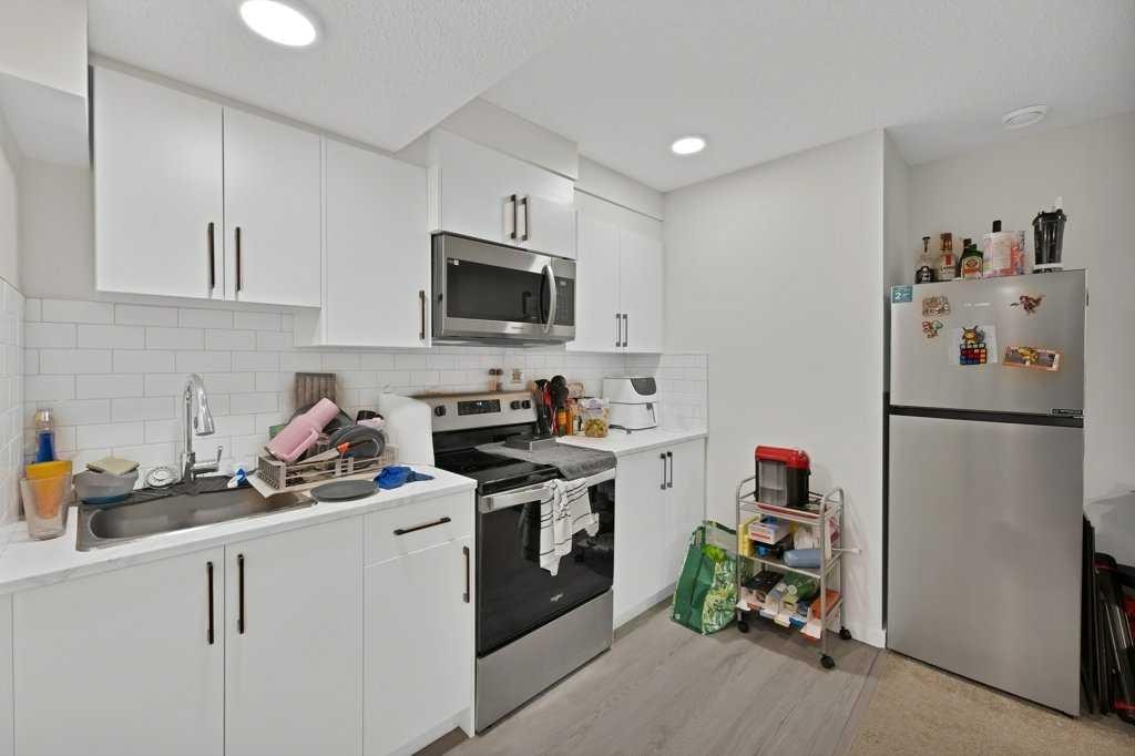 25 Savanna Manor Ne, Calgary, AB - Indoor Photo Showing Kitchen With Upgraded Kitchen