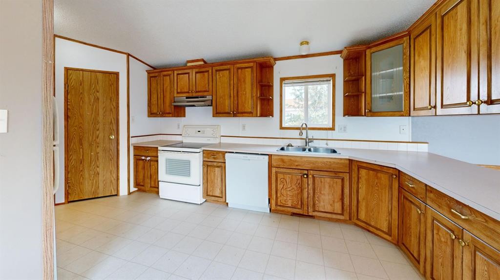 1905 29 Avenue, Nanton, AB - Indoor Photo Showing Kitchen With Double Sink