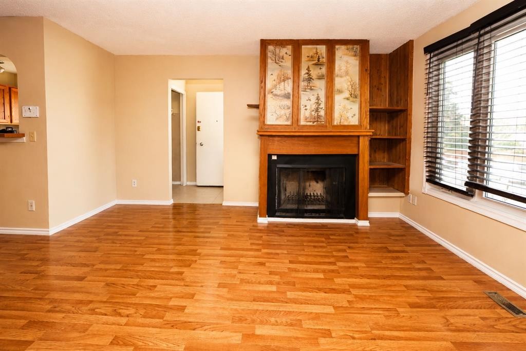 7 Dovercliffe Way Se, Calgary, AB - Indoor With Fireplace
