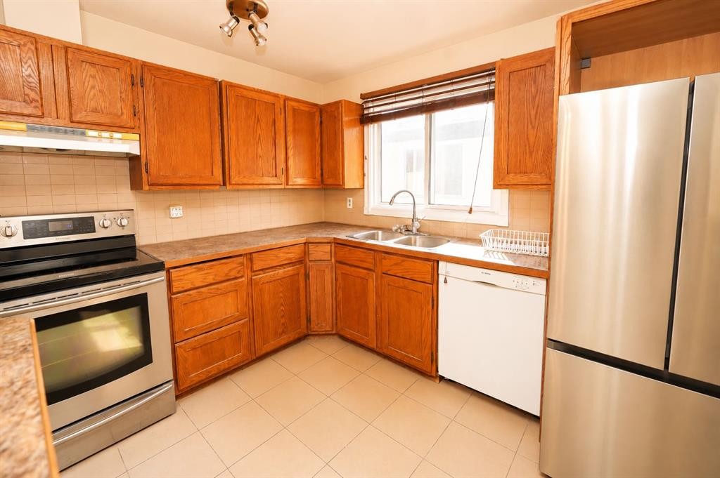 7 Dovercliffe Way Se, Calgary, AB - Indoor Photo Showing Kitchen With Double Sink