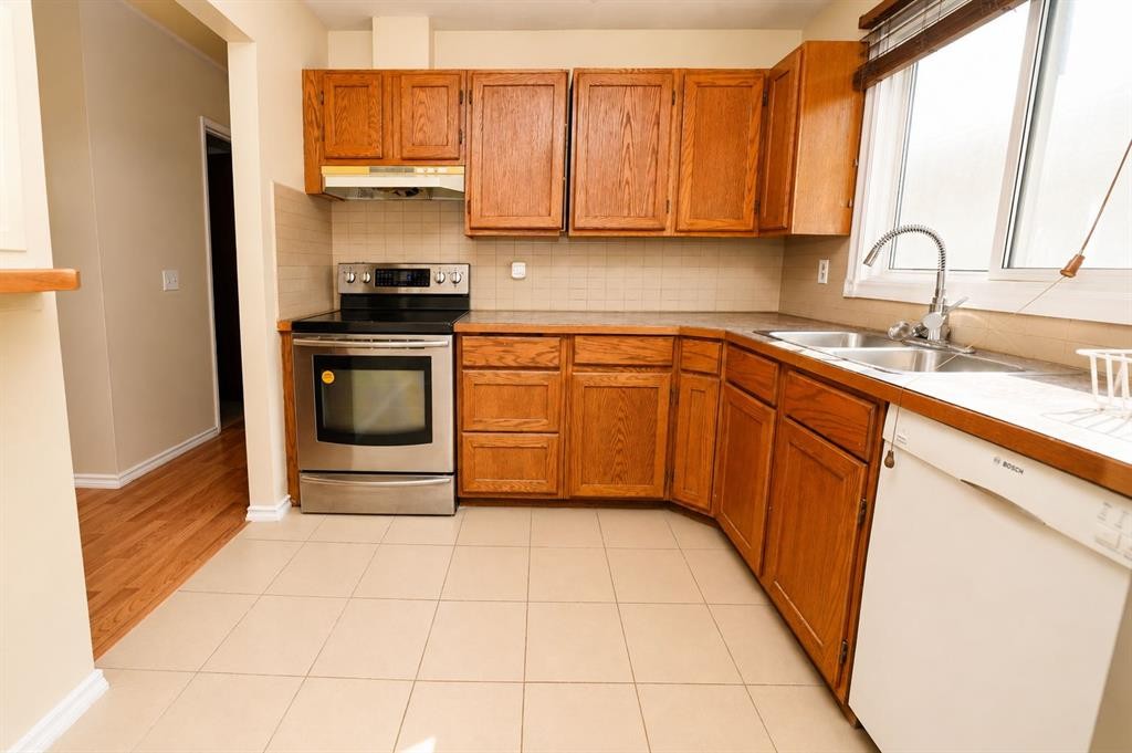7 Dovercliffe Way Se, Calgary, AB - Indoor Photo Showing Kitchen With Double Sink