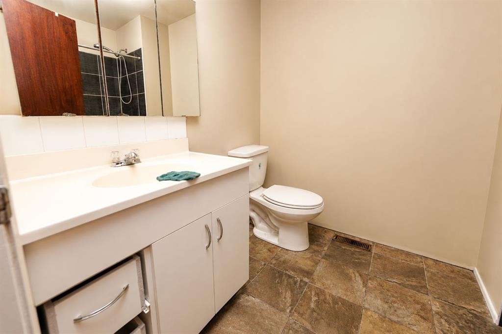 7 Dovercliffe Way Se, Calgary, AB - Indoor Photo Showing Bathroom