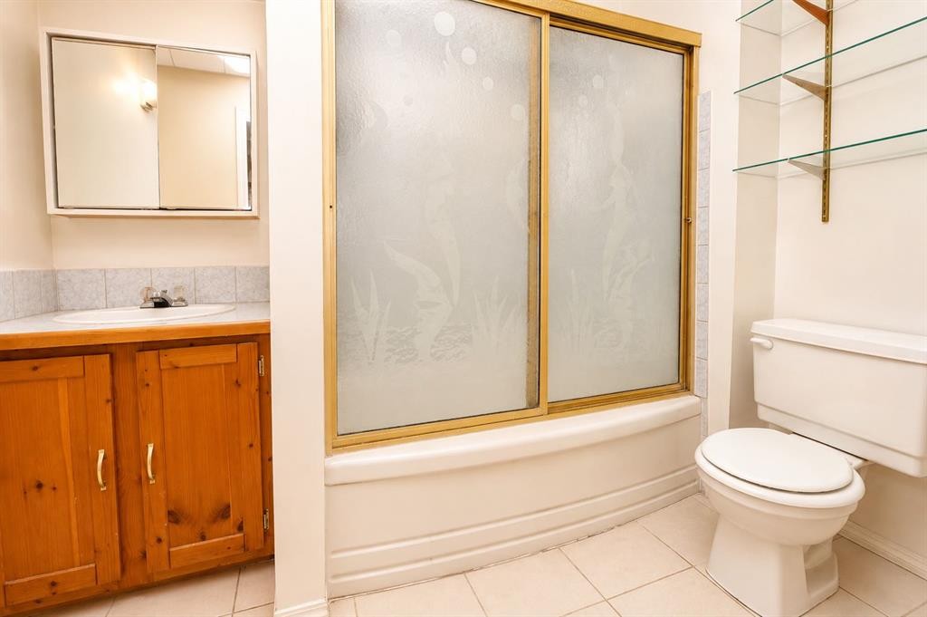 7 Dovercliffe Way Se, Calgary, AB - Indoor Photo Showing Bathroom