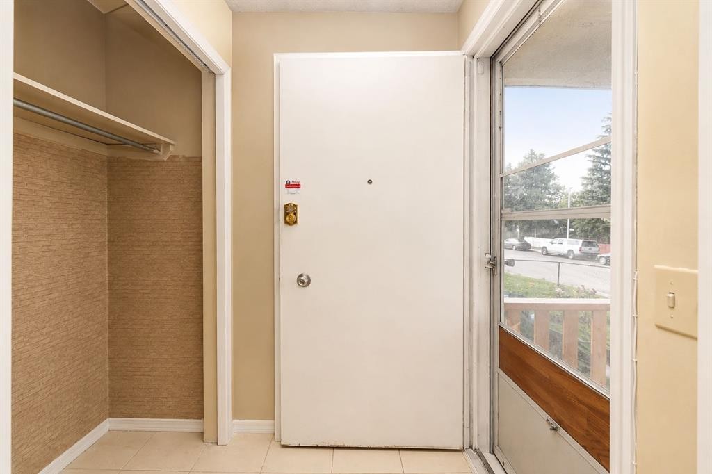 7 Dovercliffe Way Se, Calgary, AB - Indoor Photo Showing Other Room