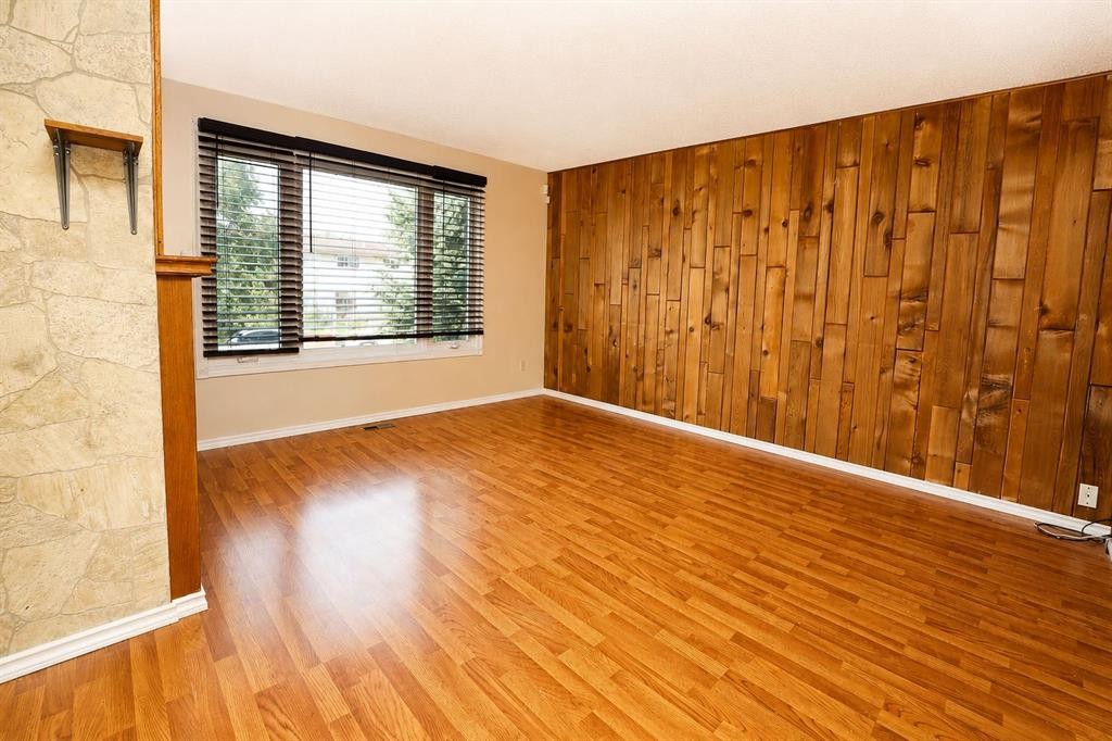 7 Dovercliffe Way Se, Calgary, AB - Indoor Photo Showing Other Room