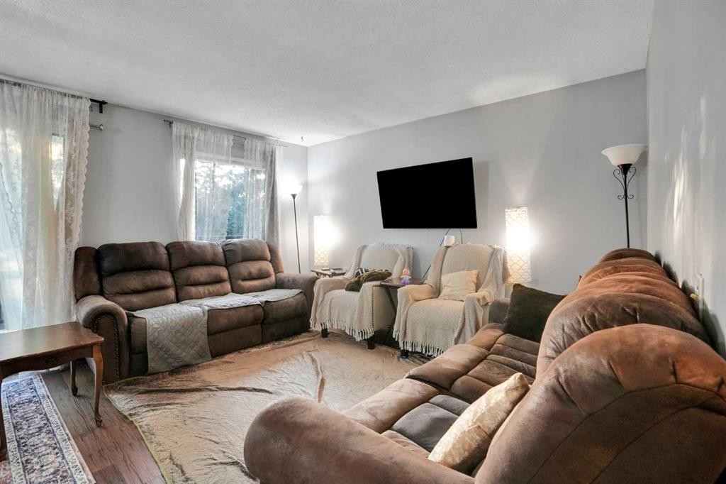 3429 Cedarille Drive Sw, Calgary, AB - Indoor Photo Showing Living Room