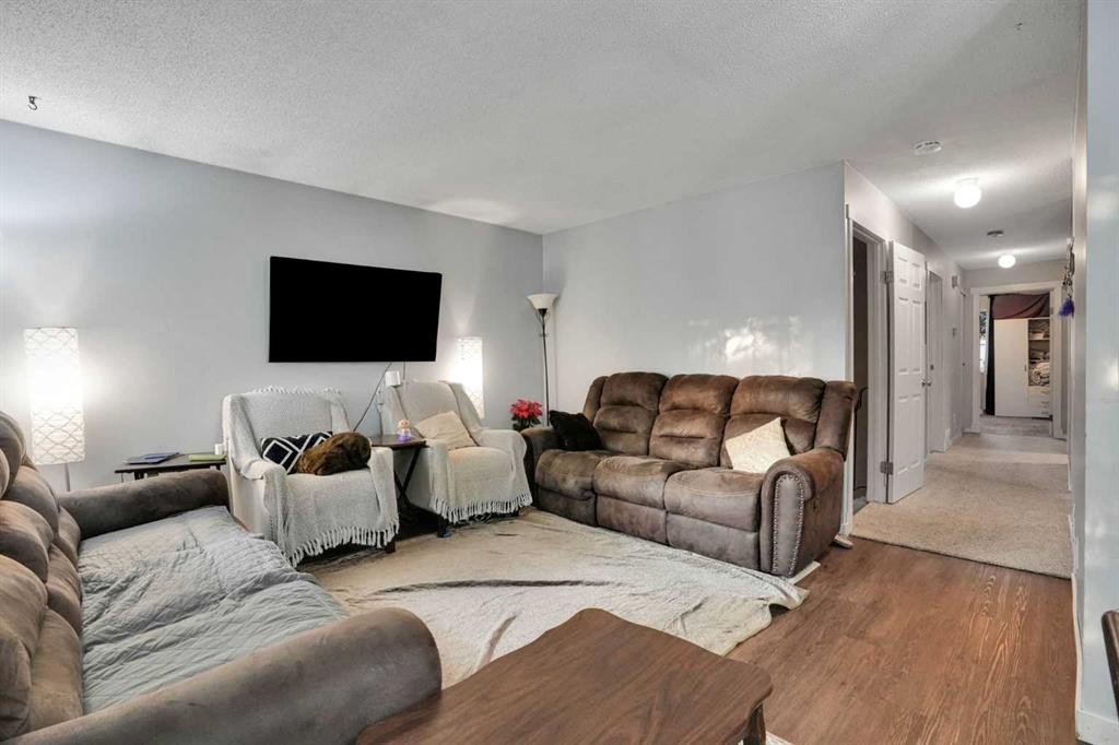 3429 Cedarille Drive Sw, Calgary, AB - Indoor Photo Showing Living Room
