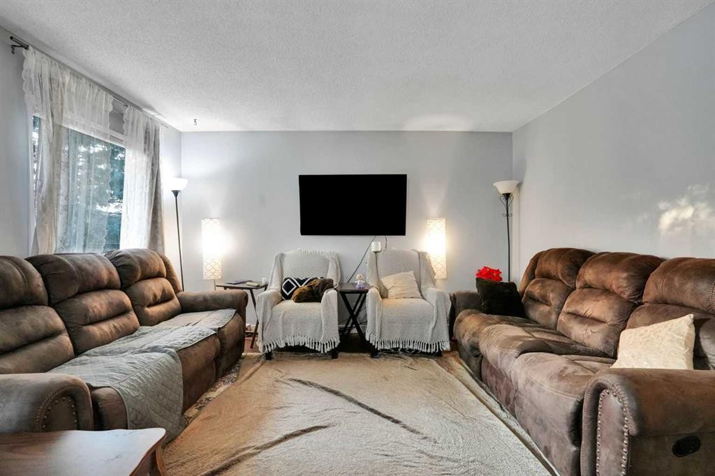 3429 Cedarille Drive Sw, Calgary, AB - Indoor Photo Showing Living Room