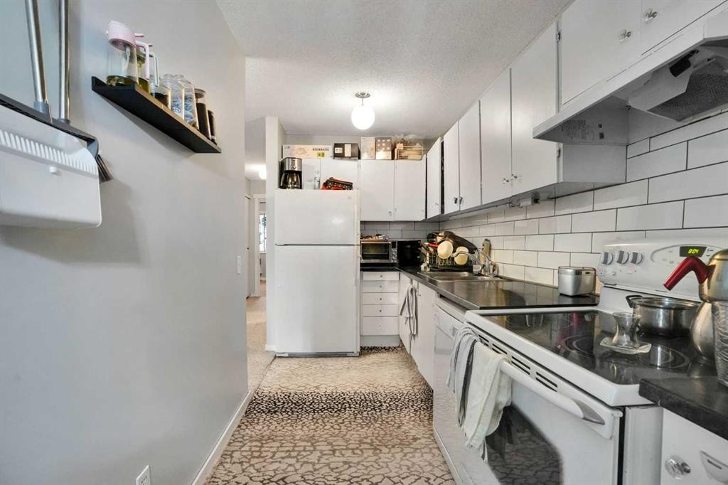 3429 Cedarille Drive Sw, Calgary, AB - Indoor Photo Showing Kitchen
