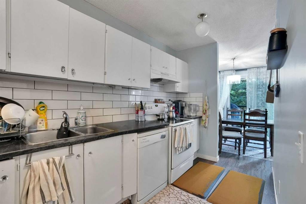 3429 Cedarille Drive Sw, Calgary, AB - Indoor Photo Showing Kitchen With Double Sink