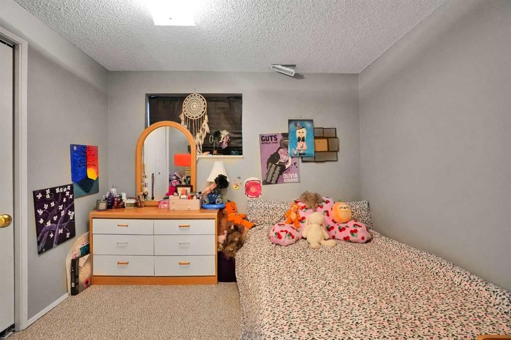 3429 Cedarille Drive Sw, Calgary, AB - Indoor Photo Showing Bedroom