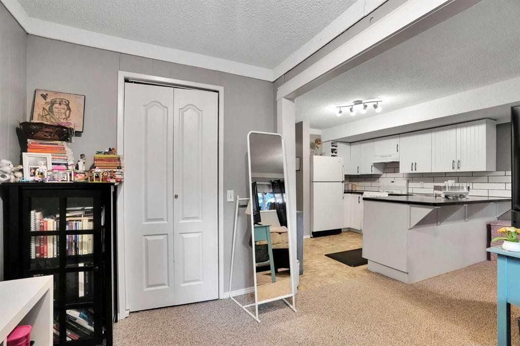 3429 Cedarille Drive Sw, Calgary, AB - Indoor Photo Showing Kitchen