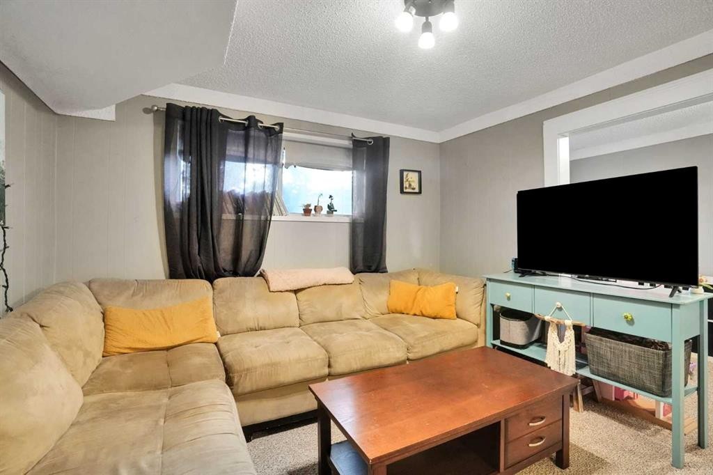 3429 Cedarille Drive Sw, Calgary, AB - Indoor Photo Showing Living Room