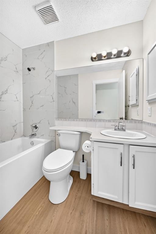 143 Applewood Drive Se, Calgary, AB - Indoor Photo Showing Bathroom