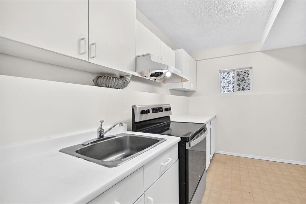 143 Applewood Drive Se, Calgary, AB - Indoor Photo Showing Kitchen
