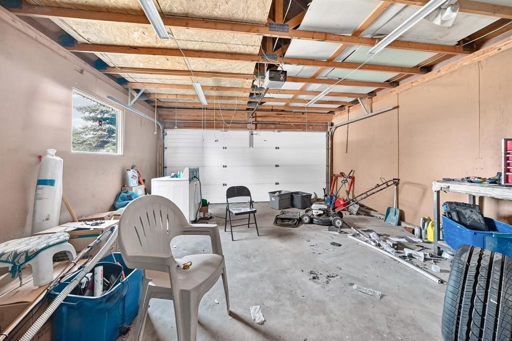 143 Applewood Drive Se, Calgary, AB - Indoor Photo Showing Garage