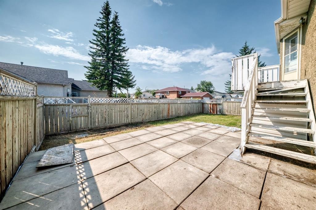 143 Applewood Drive Se, Calgary, AB - Outdoor