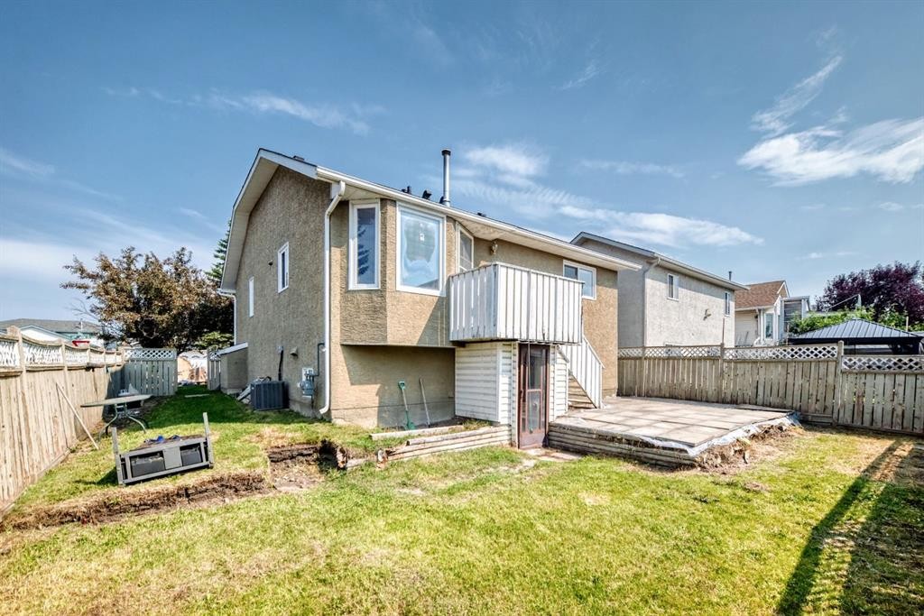 143 Applewood Drive Se, Calgary, AB - Outdoor
