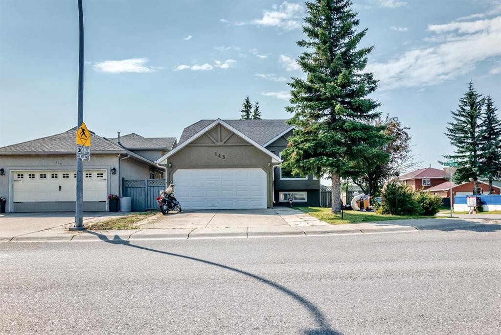 143 Applewood Drive Se, Calgary, AB - Outdoor With Facade