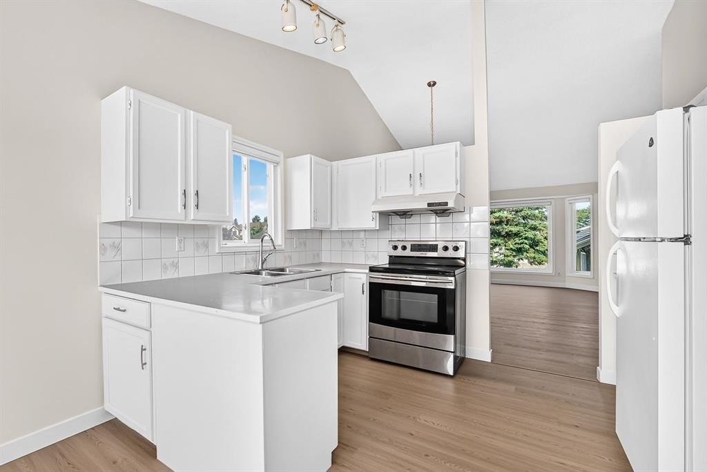 143 Applewood Drive Se, Calgary, AB - Indoor Photo Showing Kitchen With Double Sink